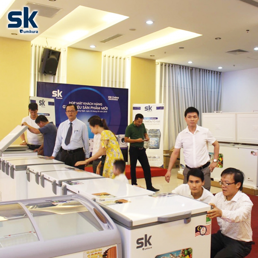 Khách hàng quan tâm tìm hiểu sản phẩm SK Sumikura